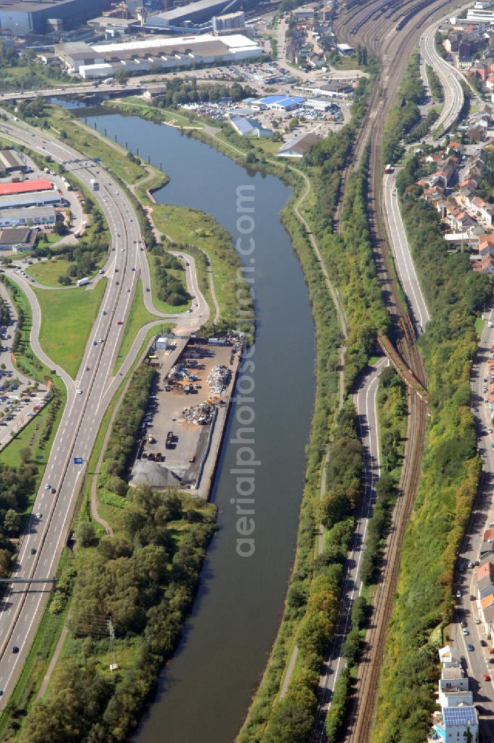 Völklingen from the bird's eye view: Blick aus Osten entlang der Saarmit der Karolinger Brücke in Völklingen im Saarland. Am linken Saarufer erstreckt sich die Autobahn 620 mit der Ausfahrt Völklingen-Industriegebiet im Stadtteil Fürstenhausen. Am rechten Ufer erstrecken sich die Stadtteile Heidstock und Stadtmitte. View from east along the Saar river.