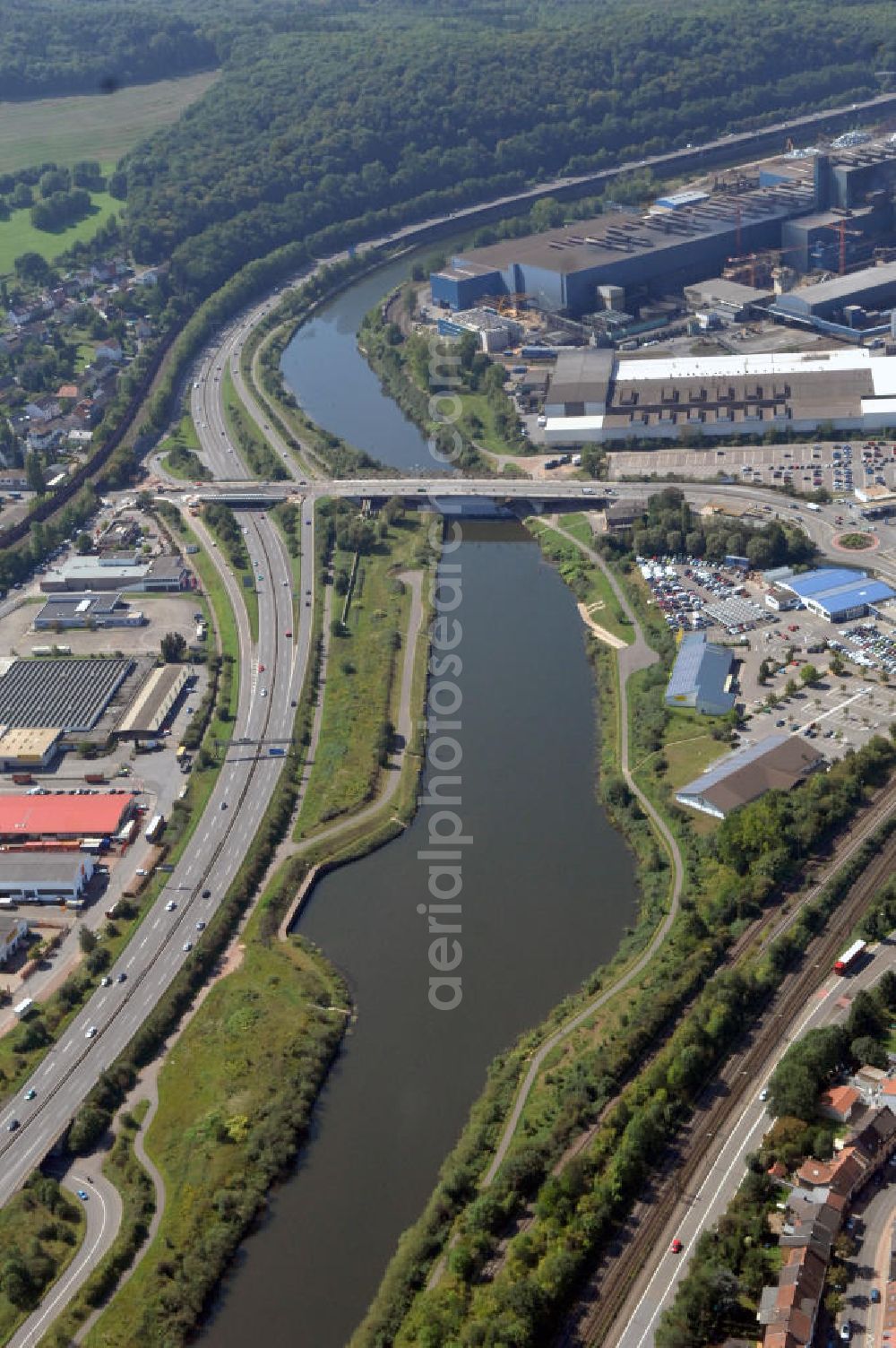 Aerial photograph Völklingen - Blick aus Nordosten entlang der Saar mit der Karolinger Brücke in Völklingen im Saarland. Am linken Saarufer erstreckt sich die Autobahn 620 im Stadtteil Fürstenhausen. Am rechten Ufer erstreckt sich in der Stadtmitte das Stahlwerk Völklingen der Saarstahl AG. View from northeast along the Saar river.