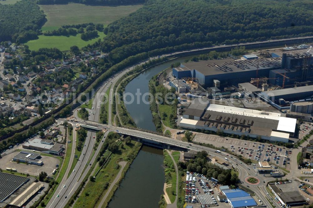 Völklingen from above - Blick aus Nordosten entlang der Saar mit der Karolinger Brücke in Völklingen im Saarland. Am linken Saarufer erstreckt sich die Autobahn 620 im Stadtteil Fürstenhausen. Am rechten Ufer erstreckt sich in der Stadtmitte das Stahlwerk Völklingen der Saarstahl AG. View from northeast along the Saar river.