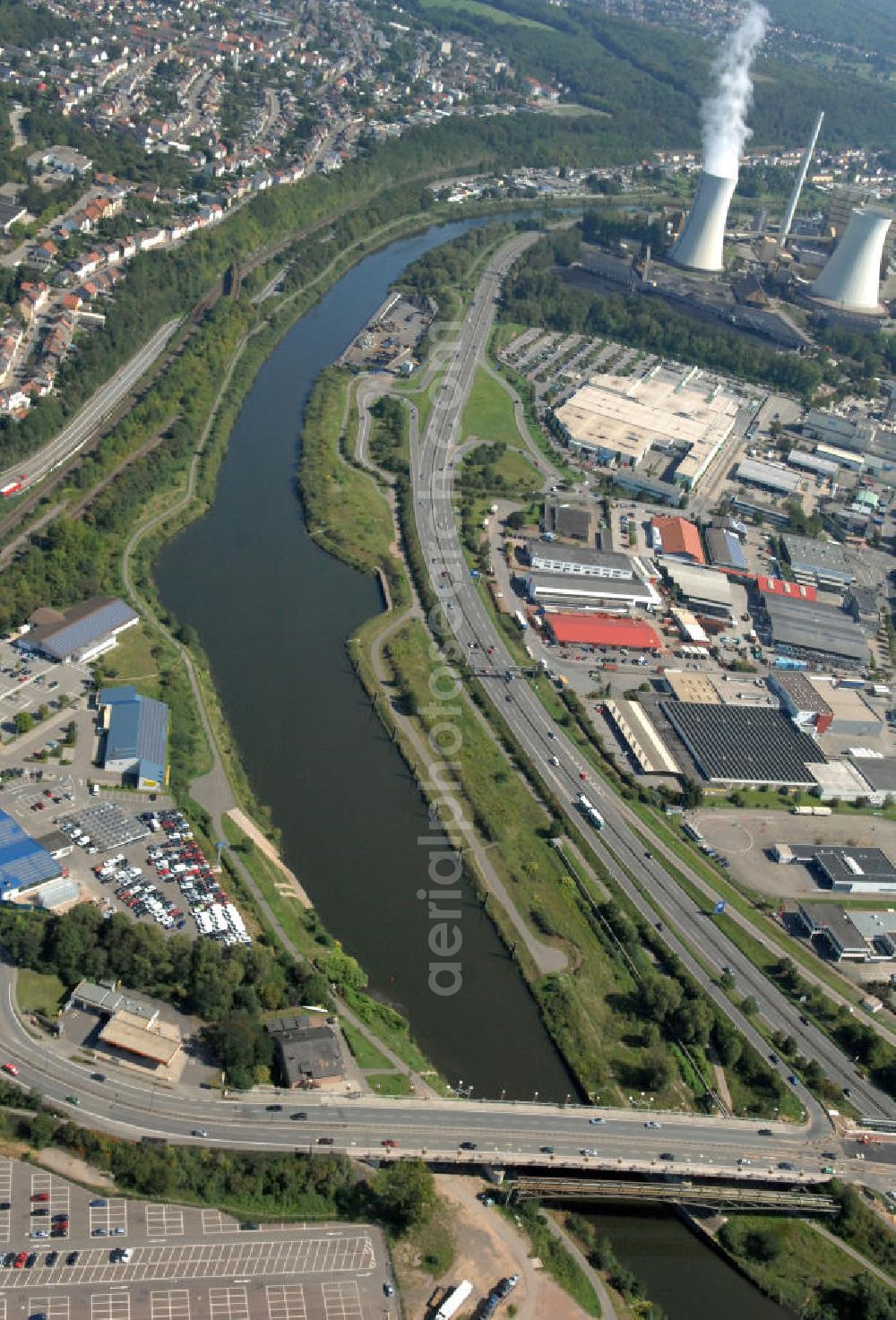 Aerial photograph Völklingen - Blick aus Südwesten entlang der Saar mit der Karolinger Brücke in Völklingen im Saarland. Am linken Saarufer erstreckt sich die Autobahn 620 mit der Ausfahrt Völklingen-Industriegebiet im Stadtteil Fürstenhausen, vorbei am Kraftwerk / Kohlekraftwerk Völklingen im Stadtteil Fenne. Am rechten Ufer erstrecken sich die Stadtteile Heidstock und Stadtmitte. View from along the Saar river.