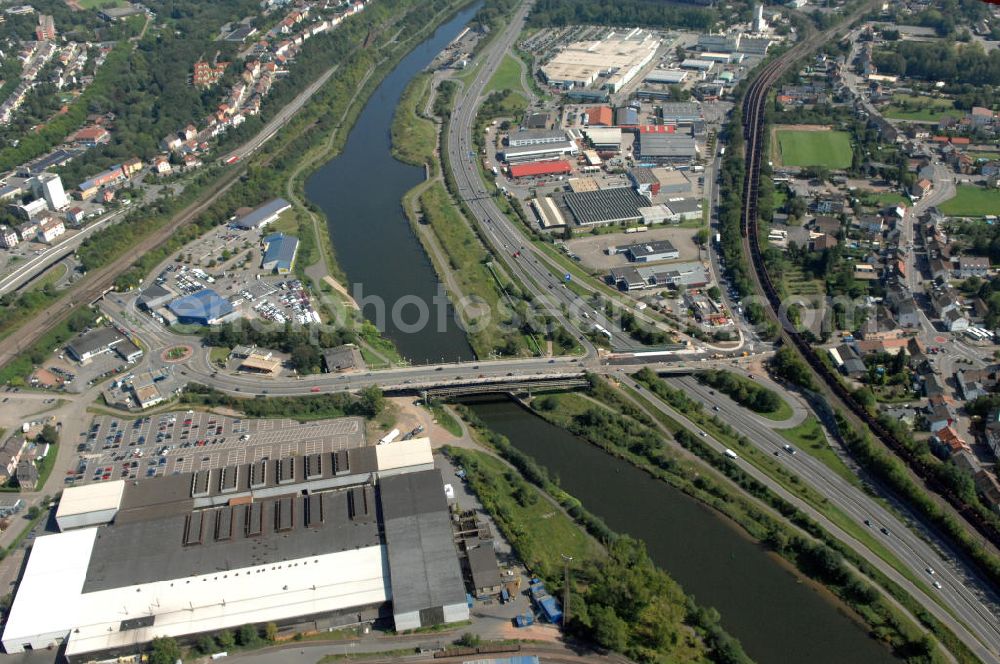 Völklingen from above - Blick aus Südwesten entlang der Saar mit der Karolinger Brücke in Völklingen im Saarland. Am linken Saarufer erstreckt sich die Autobahn 620 mit der Ausfahrt Völklingen-Industriegebiet und Völklingen im Stadtteil Fürstenhausen. Am rechten Ufer erstreckt sich der Stadtteil Heidstock und ein Werkstattgebäude des Stahlwerk Völklingen der Saarstahl AG im Stadtteil Stadtmitte. View from southwest along the Saar river.