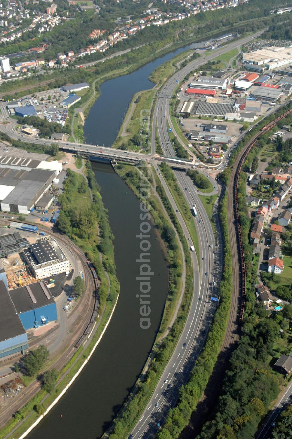 Völklingen from the bird's eye view: Blick aus Südwesten entlang der Saar mit der Karolinger Brücke in Völklingen im Saarland. Am linken Saarufer erstreckt sich die Autobahn 620 mit der Ausfahrt Völklingen-Industriegebiet und Völklingen im Stadtteil Fürstenhausen. Am rechten Ufer erstreckt sich der Stadtteil Heidstock und das Stahlwerk Völklingen der Saarstahl AG im Stadtteil Stadtmitte. View from southwest along the Saar river.