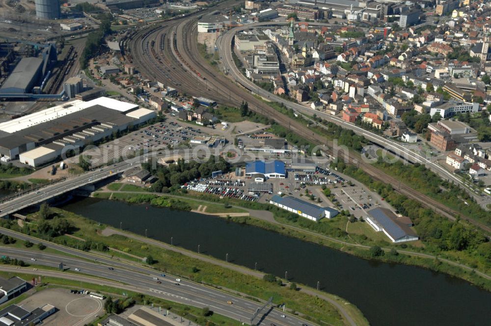 Völklingen from above - Blick aus Osten entlang der Saar mit der Karolinger Brücke in Völklingen im Saarland. Am linken Saarufer erstreckt sich sich die Autobahn 620 im Stadtteil Fürstenhausen. Am rechten Ufer erstreckt sich in der Stadtmitte ein Autohaus und ein Werkstattgebäude des Stahlwerk Völklingen der Saarstahl AG . View from east along the Saar river.