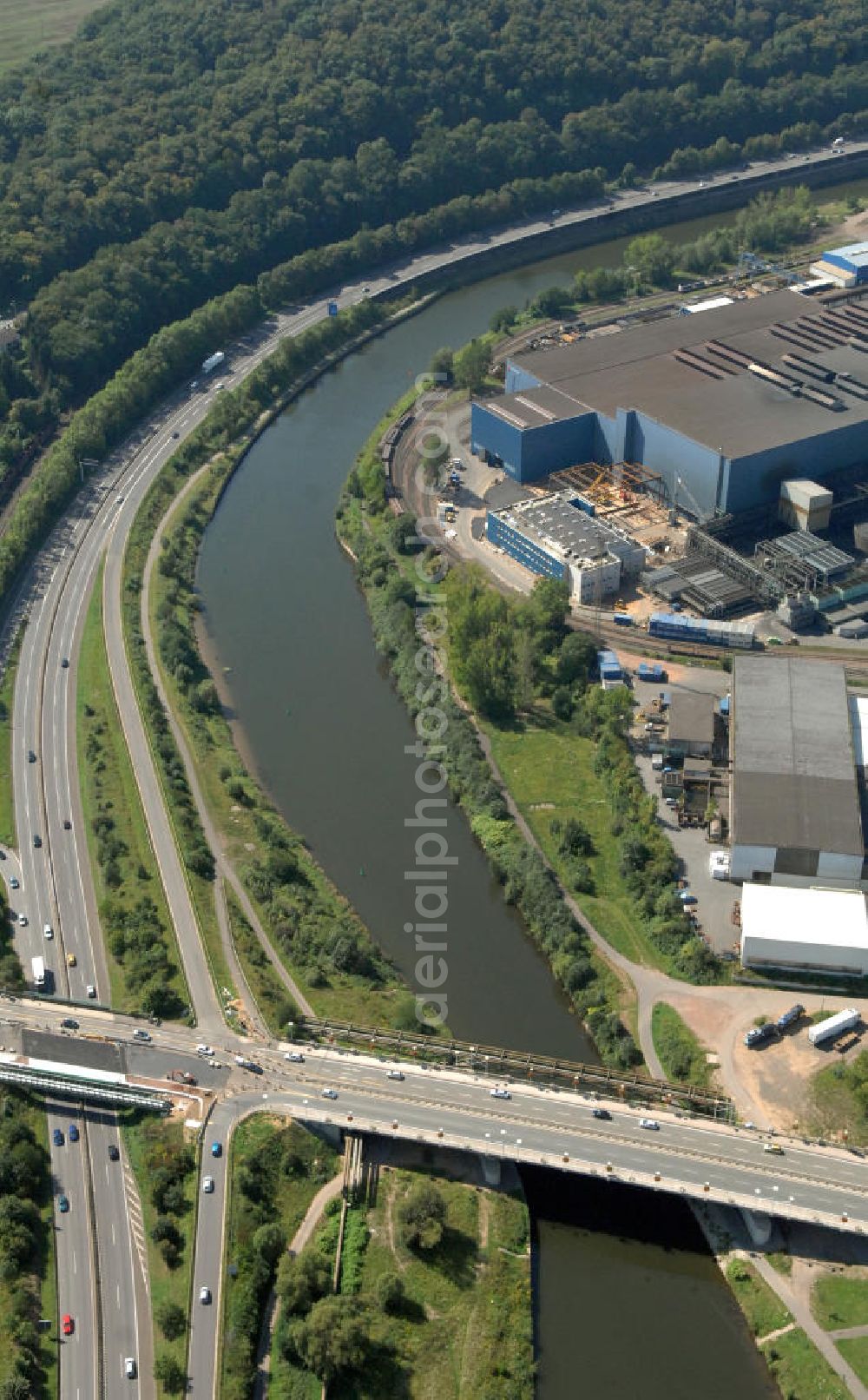 Aerial photograph Völklingen - Blick aus Nordosten entlang der Saar mit der Karolinger Brücke in Völklingen im Saarland. Am linken Saarufer erstreckt sich sich die Autobahn 620 im Stadtteil Fürstenhausen. Am rechten Ufer erstreckt sich in der Stadtmitte das Stahlwerk Völklingen der Saarstahl AG. View from northeast along the Saar river.