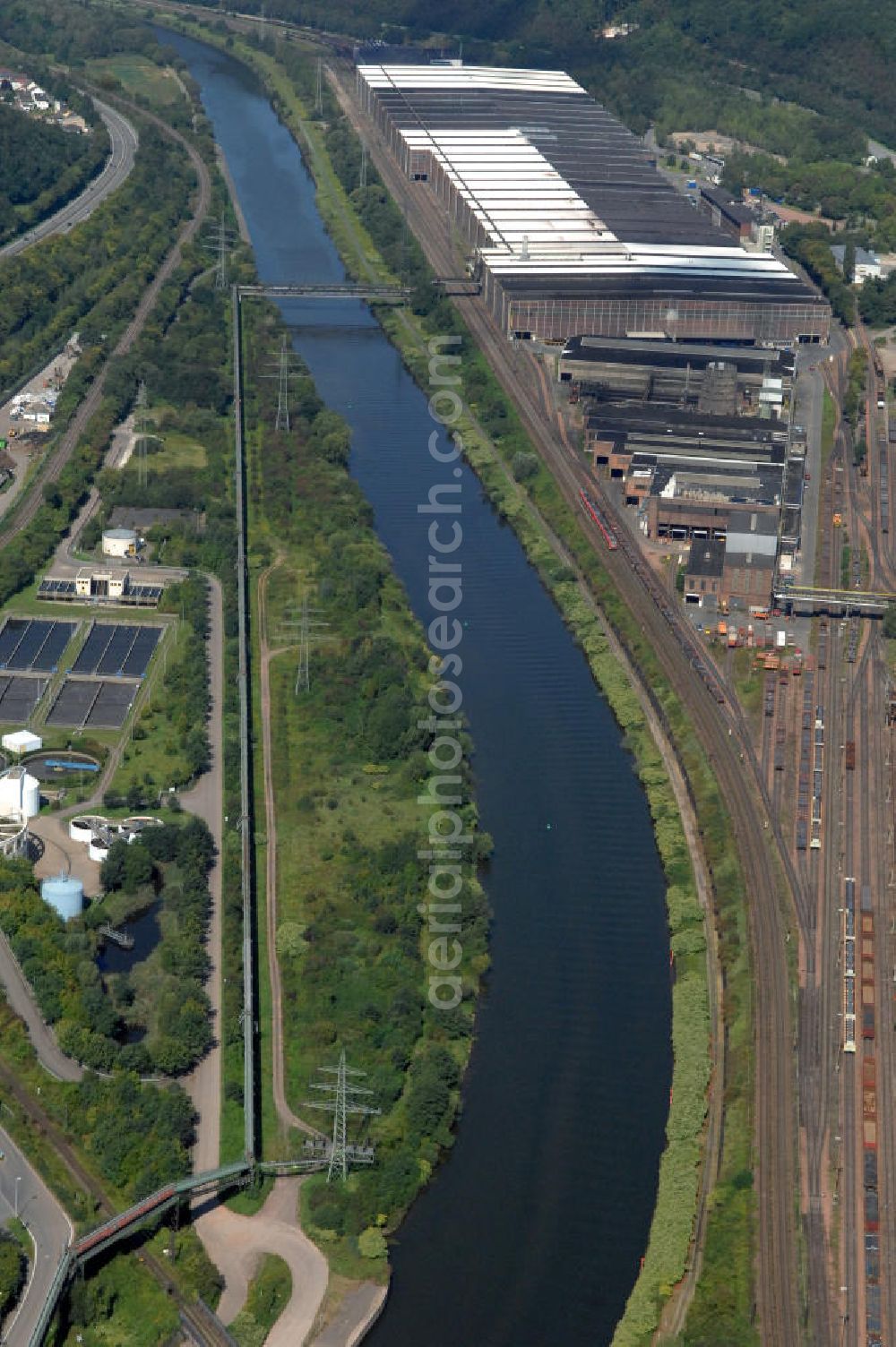 Aerial image Völklingen - Blick aus Südosten entlang der Saar in Völklingen im Saarland. Am linken Saarufer erstreckt sich der Stadtteil Wehrden. Am rechten Ufer erstreckt sich das Walzwerk Nauweiler im Stadtteil Herrmann-Röchlinghöhe der Saarstahl AG. View from from southeast along the Saar river.