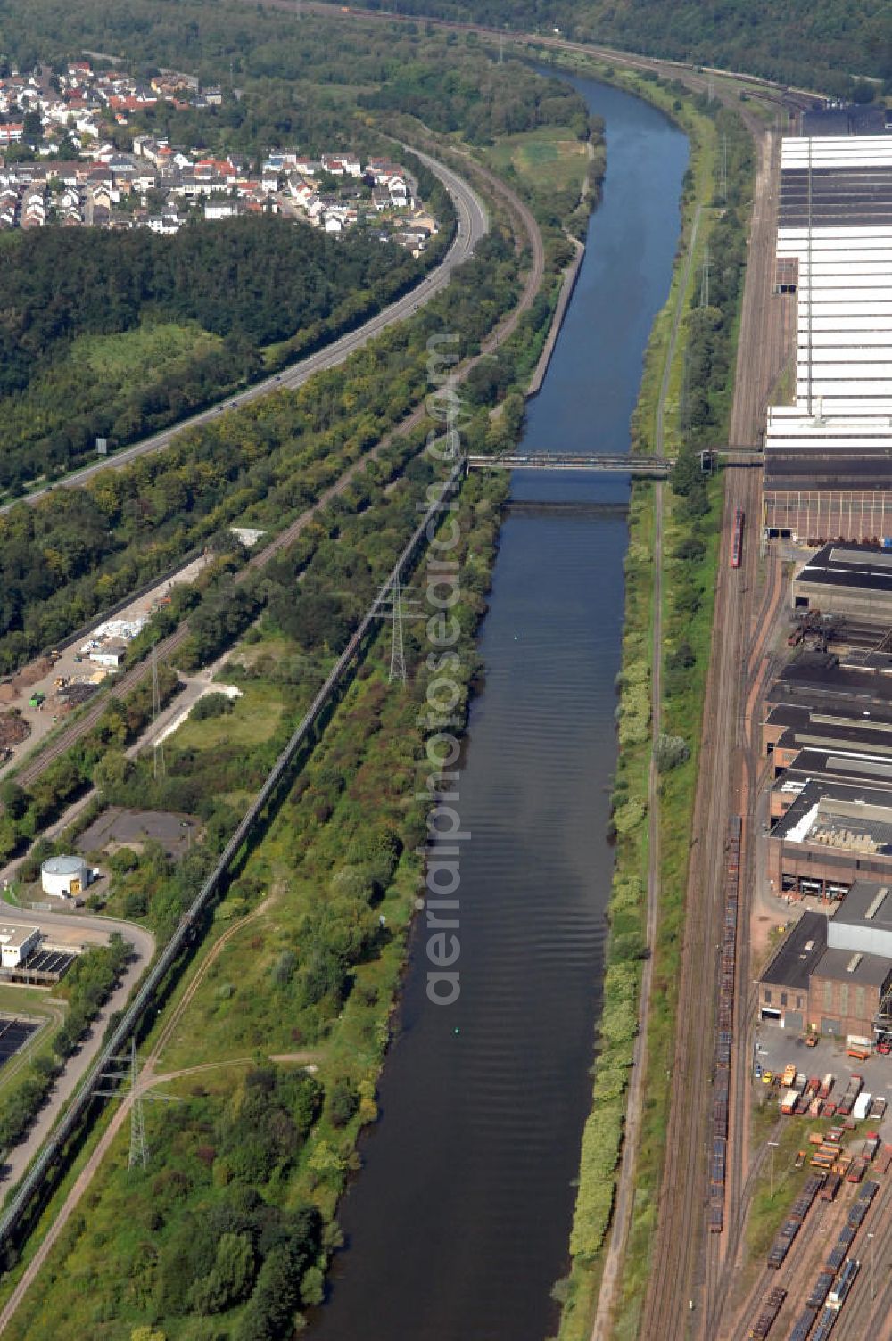 Aerial photograph Völklingen - Blick aus Südosten entlang der Saar in Völklingen im Saarland. Am linken Saarufer erstreckt sich der Stadtteil Wehrden. Am rechten Ufer erstreckt sich das Walzwerk Nauweiler im Stadtteil Herrmann-Röchlinghöhe der Saarstahl AG. View from from southeast along the Saar river.