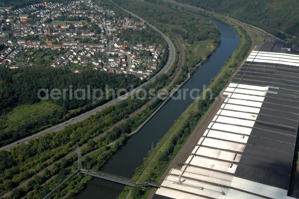 Völklingen from above - Blick aus Osten entlang der Saar in Völklingen im Saarland. Am linken Saarufer erstreckt sich der Stadttail Hostenbach vo Wadgassen. Am rechten Ufer erstreckt sich das Walzwerk Nauweiler im Stadtteil Herrmann-Röchlinghöhe der Saarstahl AG. View from east along the Saar river.