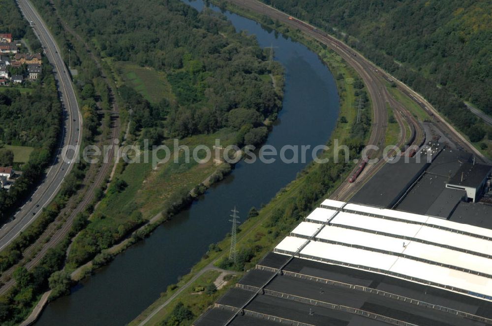 Völklingen from the bird's eye view: Blick aus Osten entlang der Saar in Völklingen im Saarland. Am linken Saarufer erstreckt sich der Stadttail Hostenbach vo Wadgassen. Am rechten Ufer erstreckt sich das Walzwerk Nauweiler im Stadtteil Herrmann-Röchlinghöhe der Saarstahl AG. View from east along the Saar river.