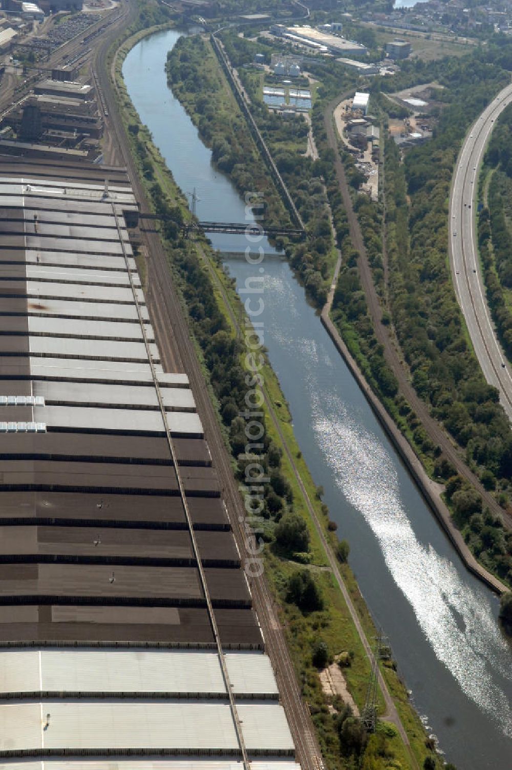 Aerial image Völklingen - Blick aus Nordwesten entlang der Saar in im Saarland. Am linken Saarufer erstreckt sich der Stadttail Hostenbach vo Wadgassen. Am rechten Ufer erstreckt sich das Walzwerk Nauweiler im Stadtteil Herrmann-Röchlinghöhe der Saarstahl AG. View from northwest along the Saar river.