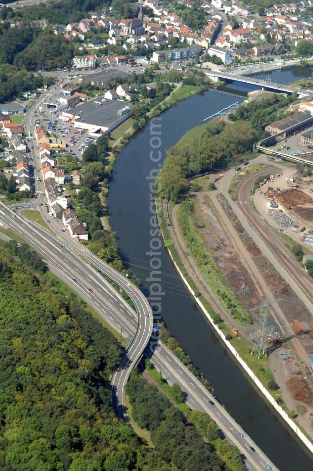 Aerial image Völklingen - Blick aus Südosten entlang der Saar mit der Brücke Rathausstraße in Völklingen im Saarland. Am linken Saarufer erstreckt sich die Autobahn 620 im Stadtteil Wehrden. Am rechten Ufer erstreckt sich in der Stadtmitte das Stahlwerk Völklingen der Saarstahl AG. View from southeast along the Saar river.