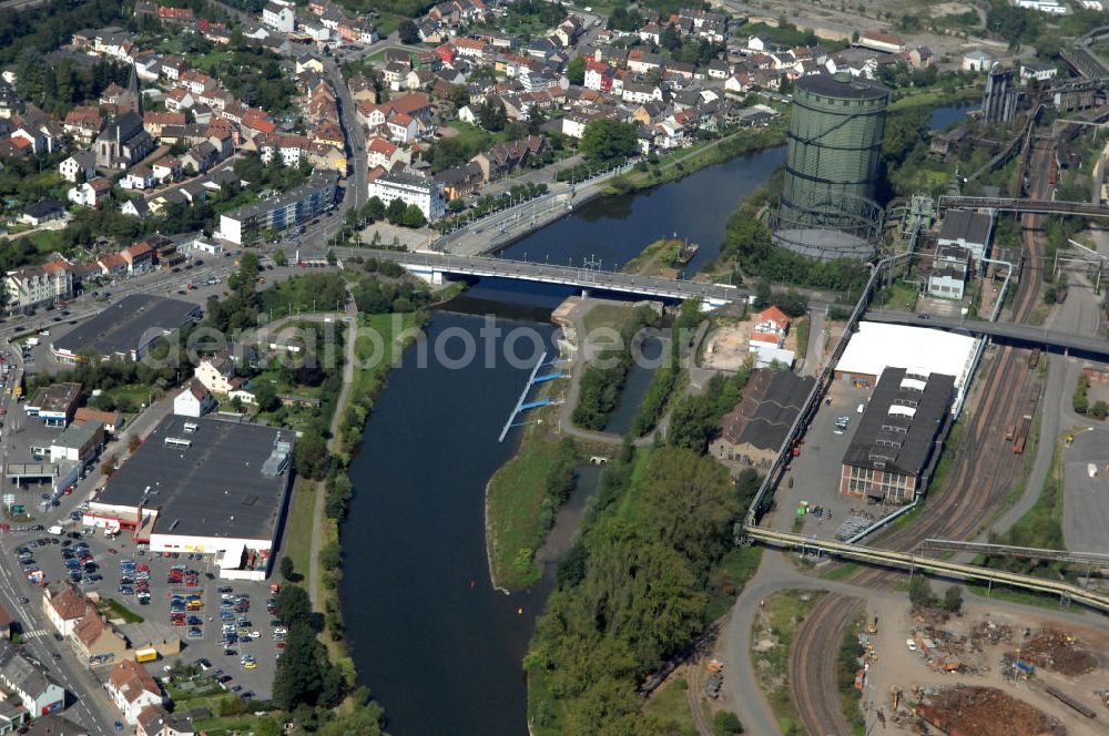 Völklingen from above - Blick aus Südosten entlang der Saar mit der Brücke Rathausstraße in Völklingen im Saarland. Am linken Saarufer erstreckt sich der Stadtteil Wehrden. Am rechten Ufer erstreckt sich in der Stadtmitte das UNESCO Weltkulturerbe Völklinger Hütte. View from southeast along the Saar river.