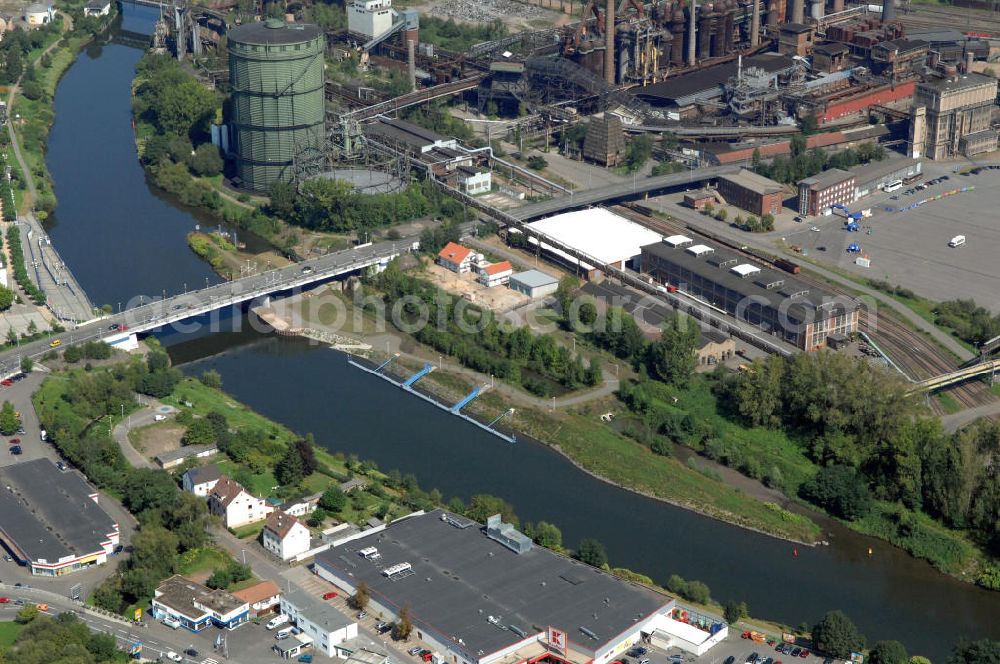 Völklingen from the bird's eye view: Blick aus Süden entlang der Saar mit der Brücke Rathausstraße in Völklingen im Saarland. Am linken Saarufer erstreckt sich der Stadtteil Wehrden. Am rechten Ufer erstreckt sich in der Stadtmitte das UNESCO Weltkulturerbe Völklinger Hütte. View from south along the Saar river.