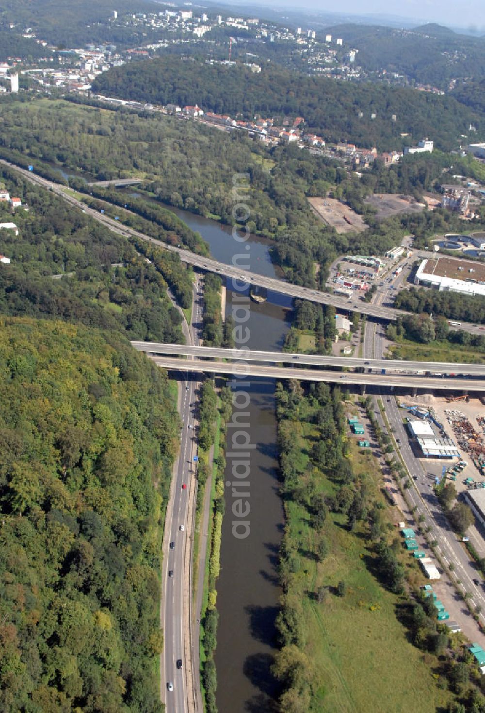 Saarbrücken from the bird's eye view: Blick aus Süden entlang der Saar mit der Saartalbrücke der Autobahn A 6 in Saarbrücken im Saarland. Am linken Saarufer erstreckt sich die Bundesstraße 406 bzw. die Autobahn 620 im Stadtteil St. Arnual. Am rechten Saarufer erstreckt sich die Bundesstraße 51 im Stadtteil Güdingen. View from south along the Saar river.