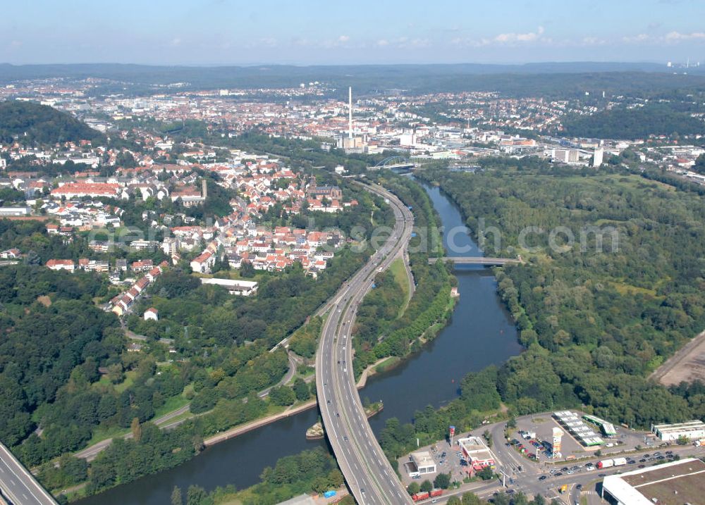 Aerial photograph Saarbrücken - Blick aus Süden entlang der Saar mit der Autobahnbrücke der A620, einer Fußgängerbrücke und der Ostspange-Brücke in Saarbrücken im Saarland. Am linken Saarufer erstreckt sich die Bundesautobahn A 620 im Stadtteil St. Arnual. Am rechten Saarufer erstrecken sich die Daarler Wiesen im Stadtteil Brebach. View from south along the Saar river.