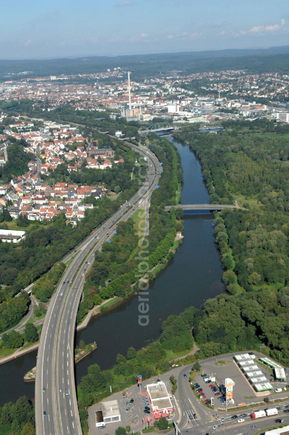 Saarbrücken from above - Blick aus Süden entlang der Saar mit der Autobahnbrücke der A620, einer Fußgängerbrücke und der Ostspange-Brücke in Saarbrücken im Saarland. Am linken Saarufer erstreckt sich die Bundesautobahn A 620 im Stadtteil St. Arnual. Am rechten Saarufer erstrecken sich die Daarler Wiesen im Stadtteil Brebach. View from south along the Saar river.