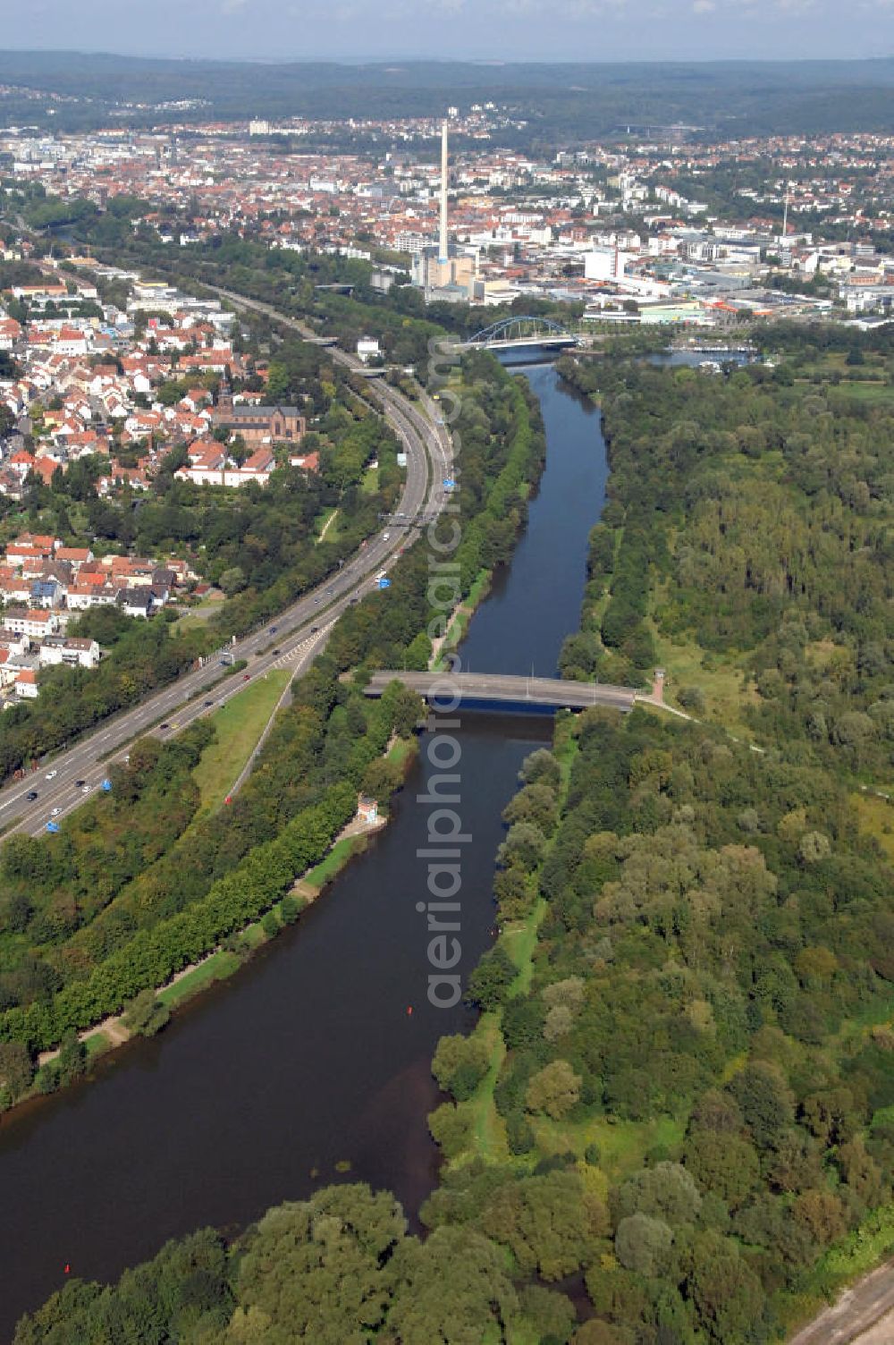 Aerial photograph Saarbrücken - Blick aus Süden entlang der Saar mit einer Fußgängerbrücke und der Ostspange-Brücke in Saarbrücken im Saarland. Am linken Saarufer erstreckt sich die Bundesautobahn A 620 im Stadtteil St. Arnual. Am rechten Saarufer erstrecken sich die Daarler Wiesen im Stadtteil Brebach. View from south along the Saar river.