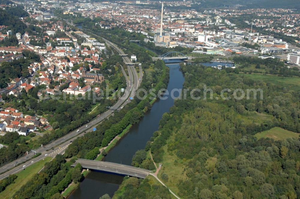 Saarbrücken from above - Blick aus Süden entlang der Saar mit einer Fußgängerbrücke und der Ostspange-Brücke in Saarbrücken im Saarland. Am linken Saarufer erstreckt sich die Bundesautobahn A 620 im Stadtteil St. Arnual. Am rechten Saarufer erstrecken sich die Daarler Wiesen im Stadtteil Brebach. View from south along the Saar river.