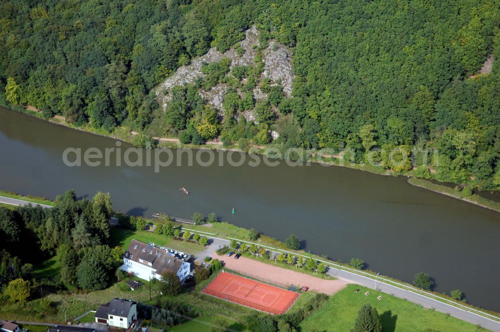 Mettlach OT Keuchingen from the bird's eye view: Blick aus Südwest über das Jugendgästehaus in Dreisbach an der Saar auf ein Steilhang im Waldgebiet der Burg Montclair.