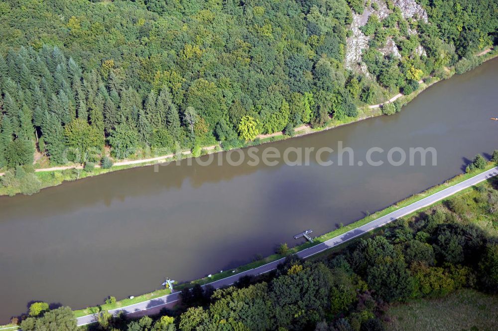 Aerial photograph Mettlach OT Keuchingen - Blick aus Westen über die Saar bei Dreisbach auf ein Waldgebiet der Burg Montclair.