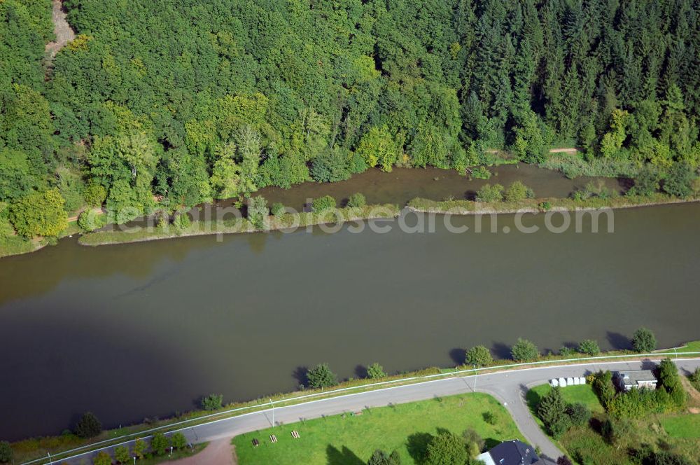 Mettlach OT Keuchingen from the bird's eye view: Blick aus Südwest über Dreisbach und den Fluss Saar auf ein Flachwasserbereich der Saar.