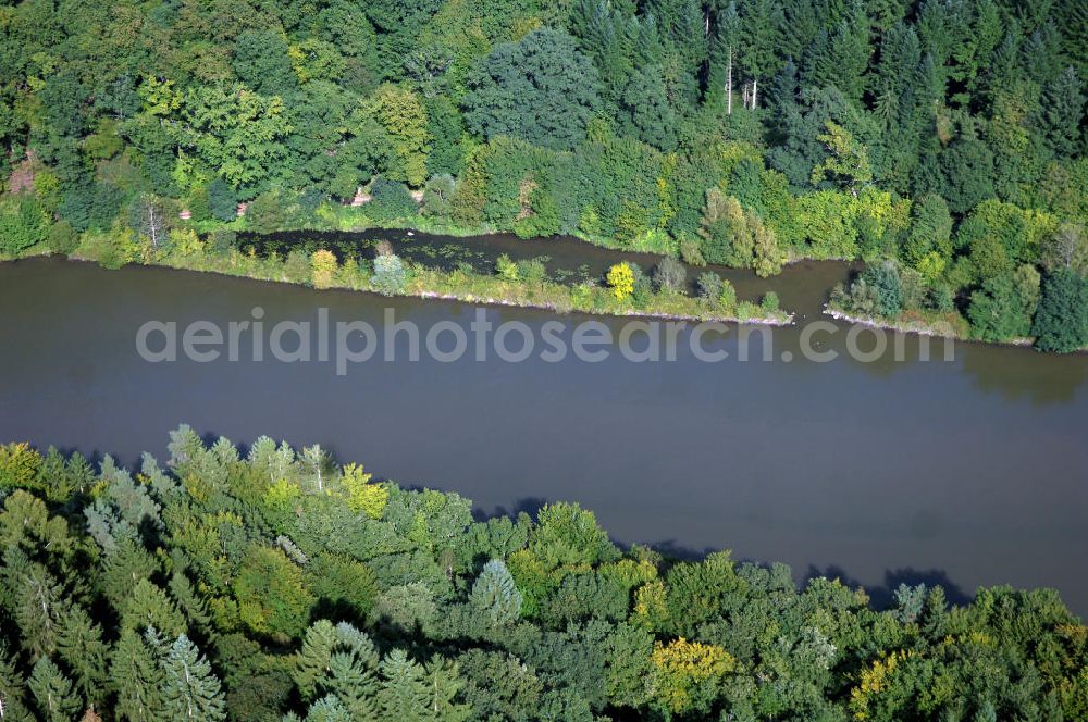 Aerial photograph Mettlach OT Keuchingen - Blick aus Südwest über ein Waldgebiet und den Fluss Saar auf ein Flachwasserbereich der Saar.