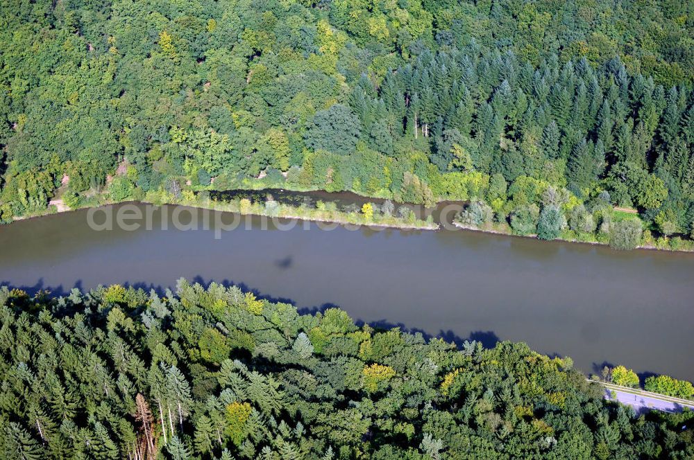 Mettlach OT Keuchingen from above - Blick aus Südwest über ein Waldgebiet und den Fluss Saar auf ein Flachwasserbereich der Saar.