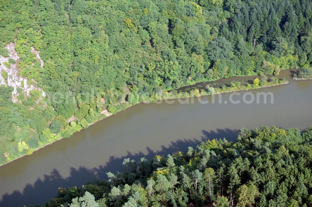 Mettlach OT Keuchingen from the bird's eye view: Blick aus Südwest über ein Waldgebiet und den Fluss Saar auf ein Flachwasserbereich der Saar.