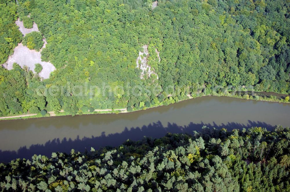 Aerial image Mettlach OT Keuchingen - Blick aus Südwest über die Saar ein Steilhang im Waldgebiet der Burg Montclair.