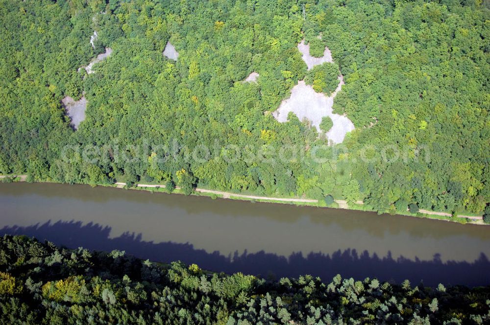 Aerial photograph Mettlach OT Keuchingen - Blick aus Südwest über die Saar ein Steilhang im Waldgebiet der Burg Montclair.