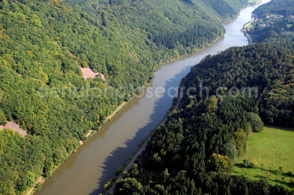 Mettlach OT Keuchingen from the bird's eye view: Blick aus Westen entlang der Saar mit dem Montclair-Wald auf der linken Uferseite und dem Waldgebiet bei Schloss Saarstein auf der rechten Uferseite.