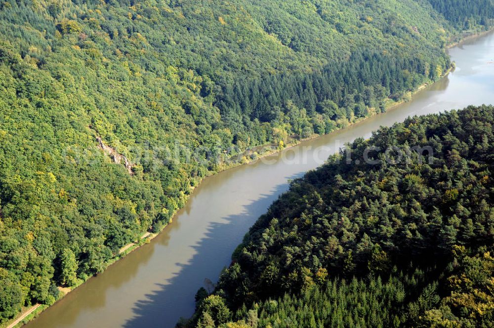 Aerial image Mettlach OT Keuchingen - Blick aus Westen entlang der Saar mit dem Montclair-Wald auf der linken Uferseite und dem Waldgebiet bei Schloss Saarstein auf der rechten Uferseite.