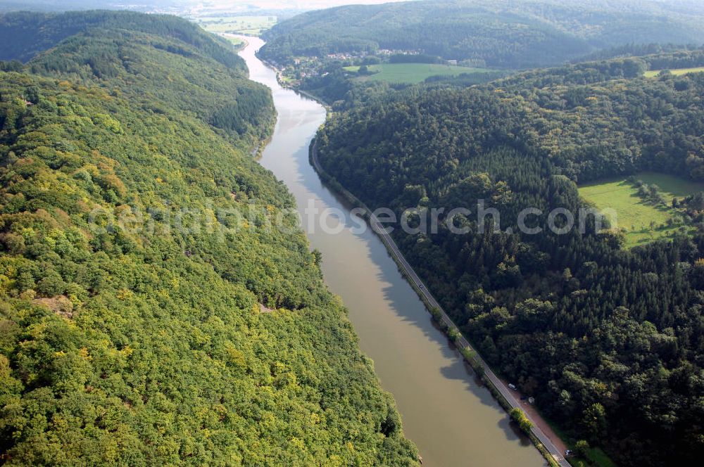 Aerial photograph Mettlach OT Keuchingen - Blick aus Nordwest entlang der Saar mit dem Montclair-Wald auf der linken Uferseite und dem Waldgebiet bei Schloss Saarstein auf der rechten Uferseite.