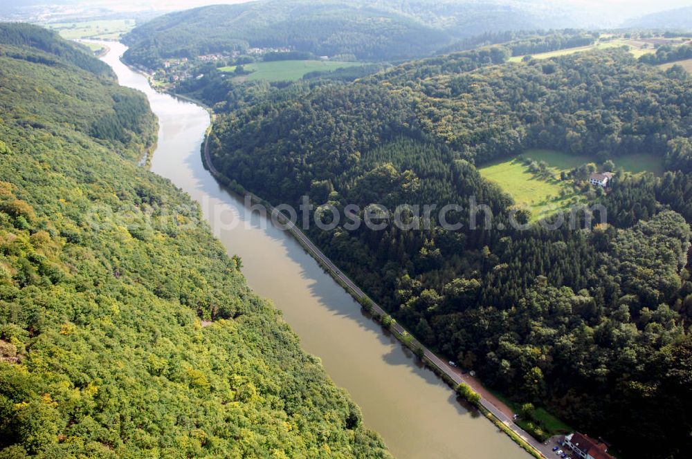 Mettlach OT Keuchingen from above - Blick aus Nordwest entlang der Saar mit dem Montclair-Wald auf der linken Uferseite und dem Waldgebiet bei Schloss Saarstein auf der rechten Uferseite.