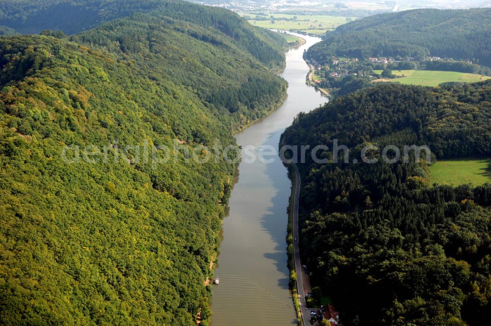 Mettlach OT Keuchingen from the bird's eye view: Blick aus Nordwest entlang der Saar mit dem Montclair-Wald auf der rechten Uferseite und dem Waldgebiet bei Schloss Saarstein auf der linken Uferseite.