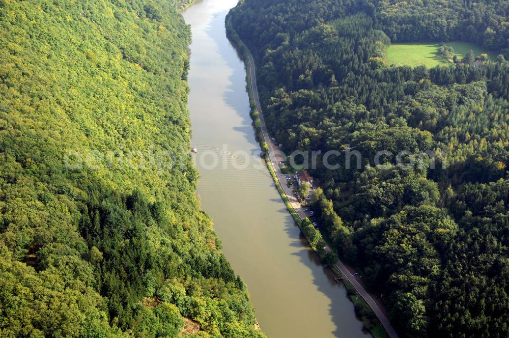 Aerial image Mettlach OT Keuchingen - Blick aus Nordwest entlang der Saar mit dem Montclair-Wald auf der rechten Uferseite und dem Waldgebiet bei Schloss Saarstein auf der linken Uferseite.