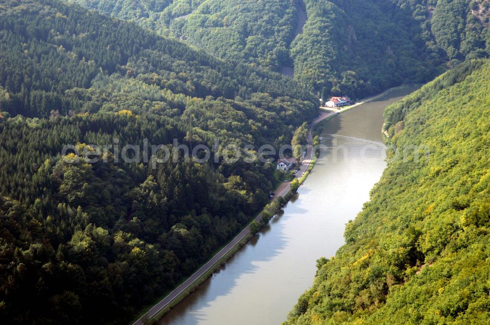 Aerial photograph Mettlach OT Keuchingen - Blick aus Südost entlang der Saar auf die Mündung Steinbach an der Saarschleife.