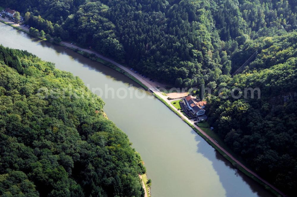 Mettlach OT Keuchingen from the bird's eye view: Blick aus Norden entlang der Saar auf die Mündung Steinbach an der Saarschleife.