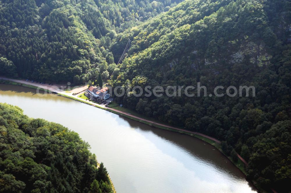 Aerial image Mettlach OT Keuchingen - Blick aus Norden entlang der Saar auf die Mündung Steinbach an der Saarschleife.