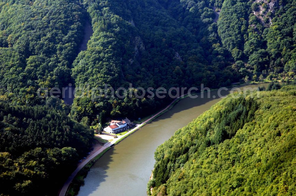 Aerial photograph Mettlach OT Keuchingen - Blick aus Südost entlang der Saar auf die Mündung Steinbach und natürliche Schutthänge an der Saarschleife.