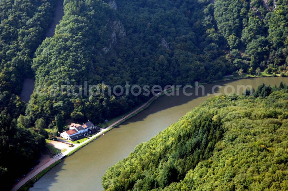 Mettlach OT Keuchingen from above - Blick aus Südost entlang der Saar auf die Mündung Steinbach und natürliche Schutthänge an der Saarschleife.