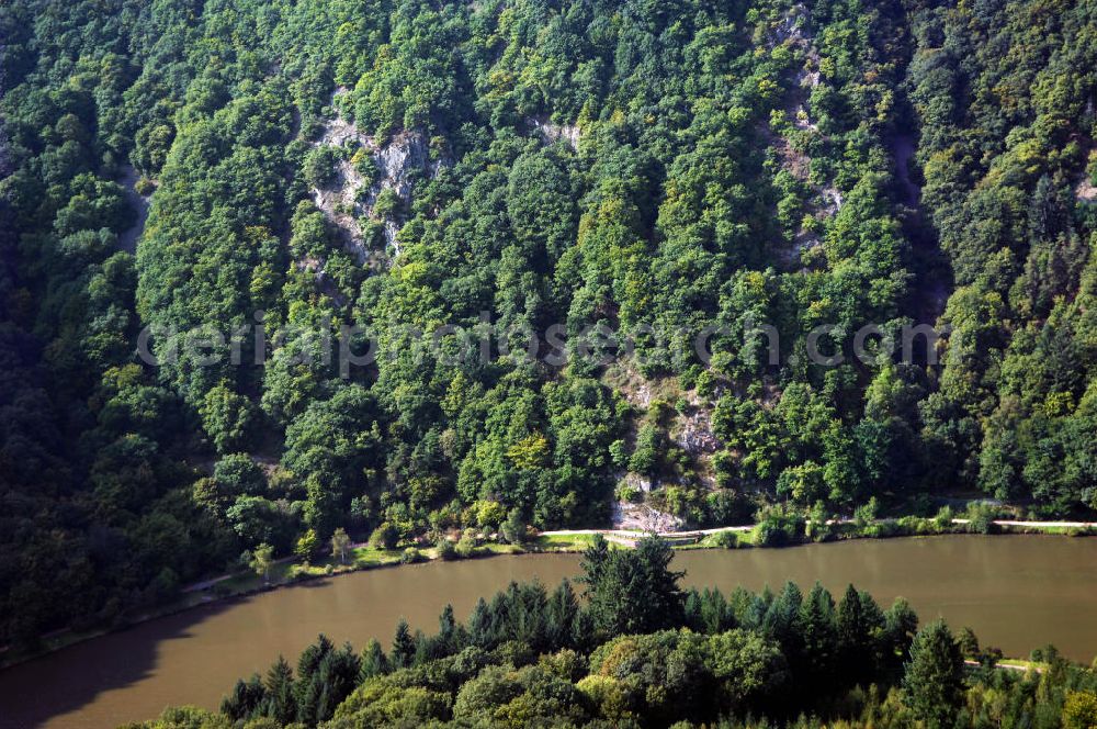 Mettlach OT Keuchingen from the bird's eye view: Blick aus Südost über die Saar auf natürliche Schutthänge an der Saarschleife.