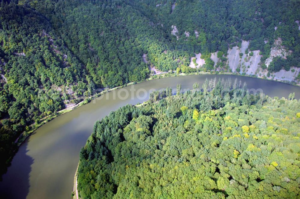 Aerial image Mettlach OT Keuchingen - Blick aus Südost über den Montclair-Wald mit absterbenden Fichten und die Saar auf natürliche Schutthänge und Teichrosenbestände an der Saarschleife.