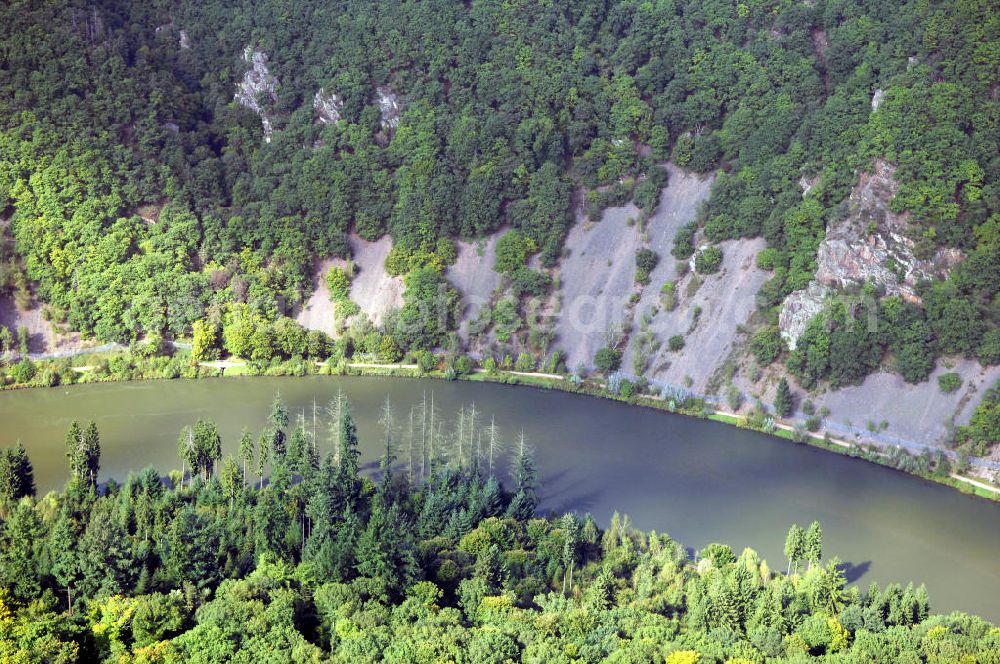 Aerial photograph Mettlach OT Keuchingen - Blick aus Südost über den Montclair-Wald mit absterbenden Fichten und die Saar auf natürliche Schutthänge und Teichrosenbestände an der Saarschleife.