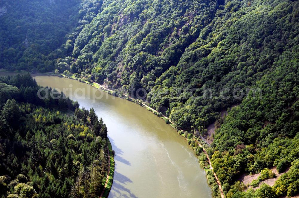 Mettlach OT Keuchingen from above - Blick aus Südost auf die Saar-Schleife mit angrenzenden Waldgebiet und Steinschlagzaun auf der rechten Uferseite.