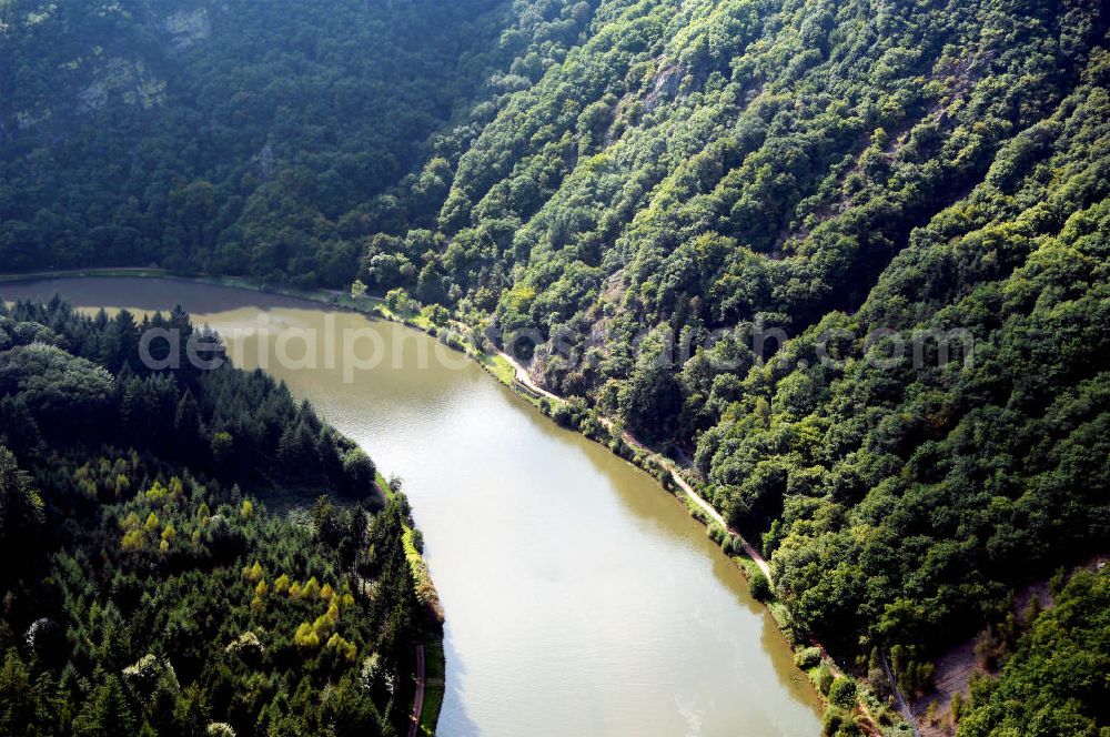 Mettlach OT Keuchingen from the bird's eye view: Blick aus Südost auf die Saar-Schleife mit angrenzenden Waldgebiet und Steinschlagzaun auf der rechten Uferseite.