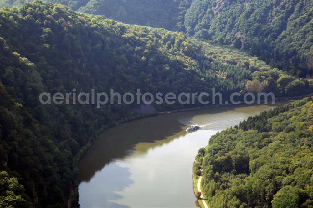 Aerial image Mettlach OT Keuchingen - Blick aus Osten entlang der Saar mit Waldgebieten auf beiden Uferseiten.