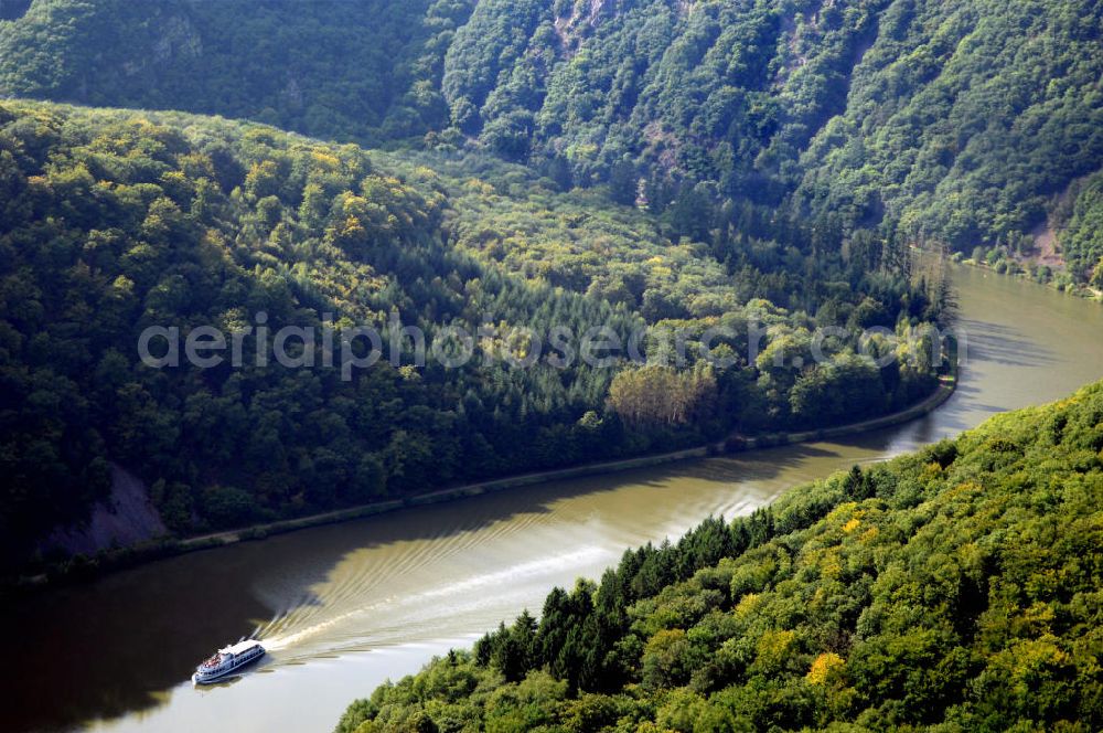 Aerial photograph Mettlach OT Keuchingen - Blick aus Osten auf die Saar-Schleife mit angrenzenden Waldgebiet.