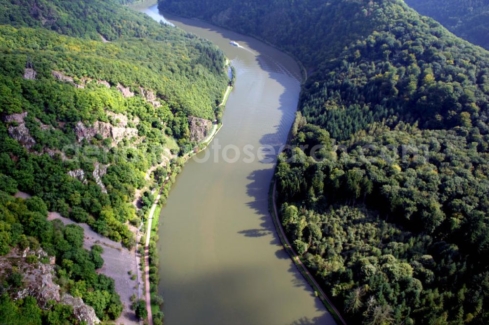 Mettlach OT Keuchingen from above - Blick aus Nordwset von der Saarschleife entlang der Saar mit angrenzenden Waldgebieten sowie Steinschlagzaun und Flachwasserbeich auf der linken Uferseite.