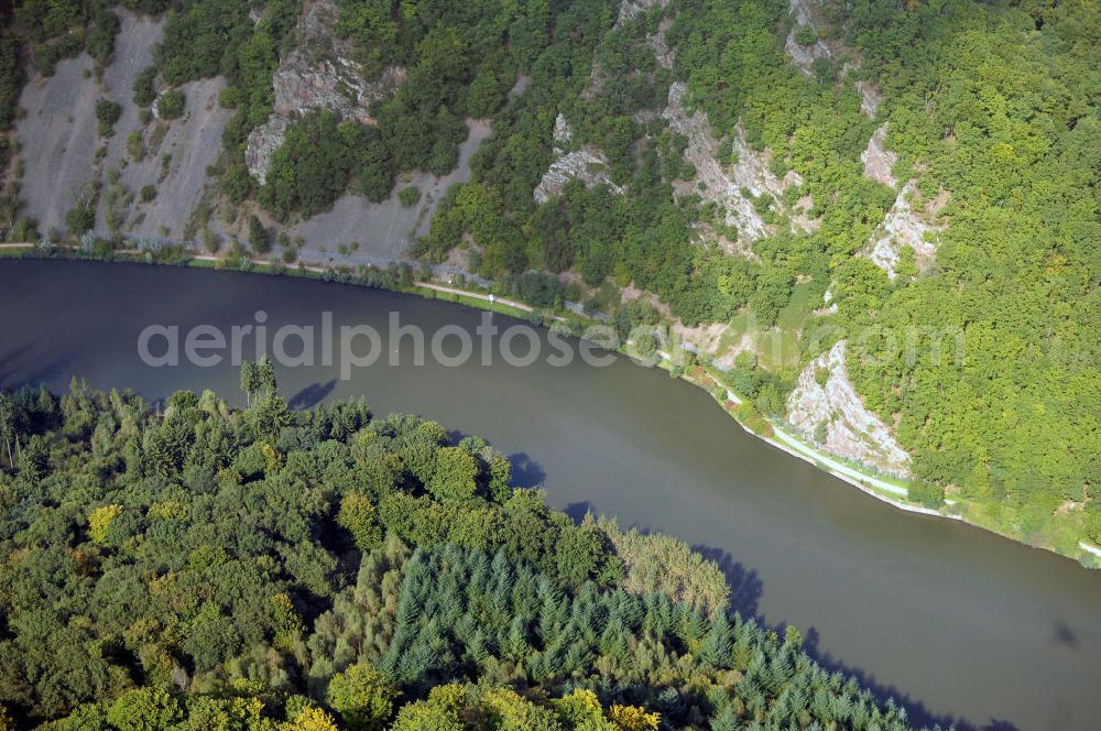 Mettlach OT Keuchingen from the bird's eye view: Blick aus Süden über den Montclair-Wald und die Saar auf natürliche Schutthänge und Steinschlagzaun an der Saarschleife.