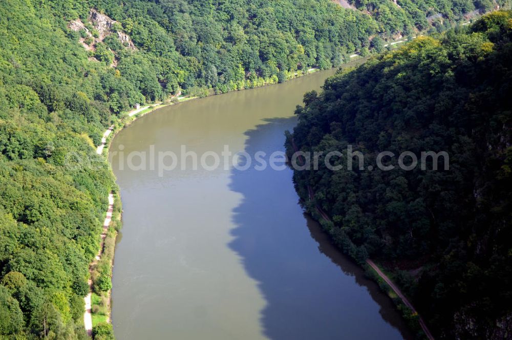 Aerial image Mettlach OT Keuchingen - Blick aus Westen entlang der Saar mit Waldgebieten auf beiden Uferseiten. Im Wald auf der rechten Uferseite befinden sich Felsen mit Schwefelflechten.